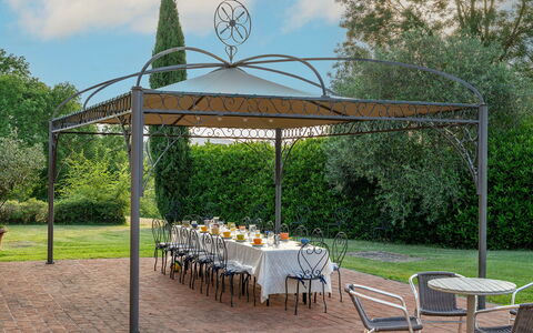 Podere Sant'Eugenio 14: Giardino, Shade, Padiglione, Gazebo, Struttura Esterna, Mobili Da Esterno, Landscaping, Cortile, Prato, Tavolo Esterno
