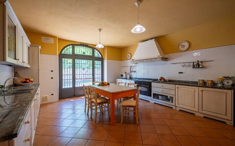 Podere Sant'Eugenio 14: Interior Design, Cucina, Pavimentazione, Mobilia, Controsoffitto, Soffitto, Pavimento, Lampada, Illuminazione, Cabinetry