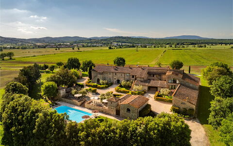 Villa le Beringhe 30: Estate, Human Settlement, Villa, Hacienda, Farmhouse, Mansion, Courtyard, Swimming Pool, Yard, Medieval Architecture