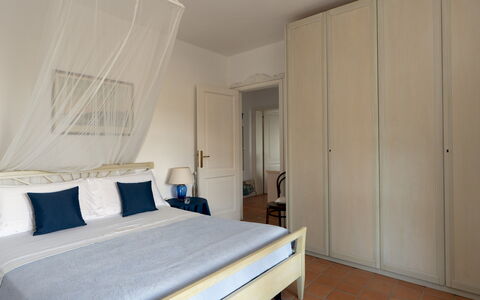 Villa Perelle 8: Mobilia, Letto, Camera Da Letto, Interior Design, Pavimento, Parete, Pavimentazione, Lenzuolo, Bedding, Legna