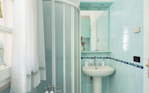 Villa Perelle 8: Blu, Bagno, Idraulico Fixture, Interior Design, Pavimentazione, Pavimento, Idraulico, Rubinetto, Lavandino Del Bagno, Lavello