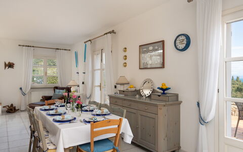 Villa Perelle 8: Mobilia, Interior Design, Sedia, Tavolo, Pavimentazione, Cucina & Sala Da Pranzo Tavolo, Pavimento, Camera, Sala Da Pranzo, Soffitto