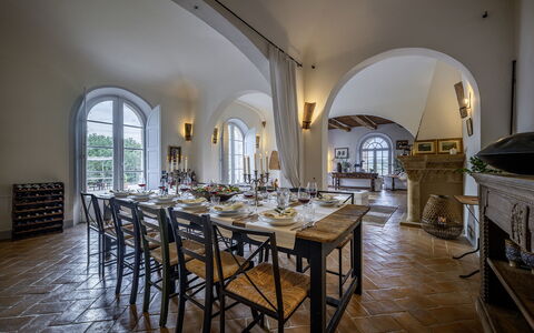 Podere Vernine di Sotto 14: Mobilia, Interior Design, Tavolo, Sedia, Cucina & Sala Da Pranzo Tavolo, Sala Da Pranzo, Pavimentazione, Soffitto, Camera, Bicchiere