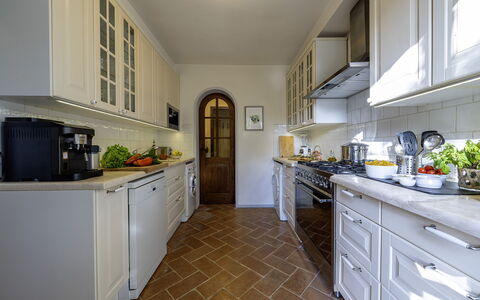 Podere Vernine di Sotto 14: Cucina, Controsoffitto, Pavimentazione, Interior Design, Cabinetry, Elettrodomestico Da Cucina, Legna, Apparecchio Major, Pavimento, Mobilia