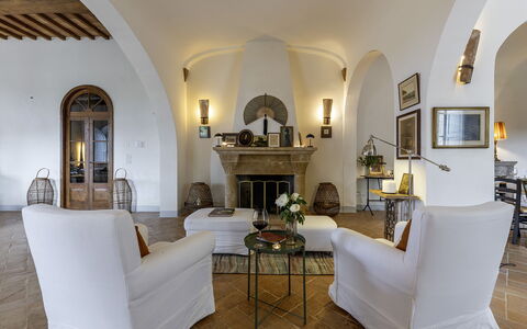 Podere Vernine di Sotto 14: Mobilia, Parete, Interior Design, Casa, Pavimentazione, Sedia, Soggiorno, Divano, Pianta Della Casa