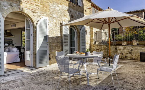 Podere Vernine di Sotto 14: Mobilia, Sedia, Mobili Da Esterno, Tavolo, Cucina & Sala Da Pranzo Tavolo, Tavolo Esterno, Vaso Di Fiori, Pianta Della Casa, Terrazza, Balcone