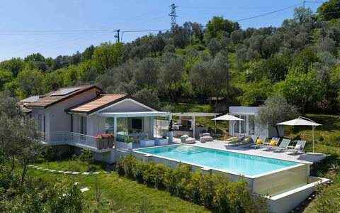 Villa Lunezia 6: Piscina, Casa, Ricorrere, Zona Residenziale, Casa, Estate, Mobili Da Esterno, Eco Hotel, Villetta, Villa
