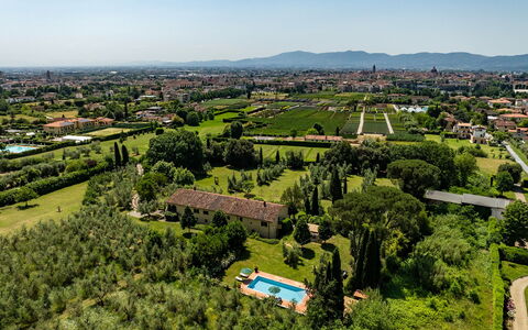 Villa Collegigliato 8: Paesaggio, Visione Globale, Plain, Lotto, Estate, Fotografia Aerea, Piantagione, Giardino, Landscaping, Campo