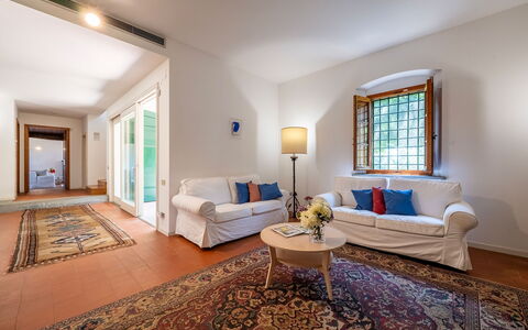 Villa Collegigliato 8: Interior Design, Pavimentazione, Mobilia, Pavimento, Soffitto, Divano, Camera, Tavolo, Soggiorno, Casa