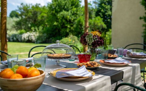 Villa Collegigliato 8: Cibo, Tavola, Mobilia, Serveware, Tavolo, Frutta, Dishware, Piatto, Tovaglia, Bicchieri