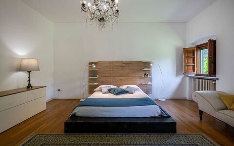 Villa Collegigliato 8: Letto, Mobilia, Bedding, Interior Design, Camera Da Letto, Lenzuolo, Pavimentazione, Legna, Pavimento, Camera