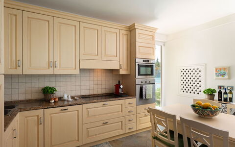 Villa Il Faro 10: Cucina, Cabinetry, Controsoffitto, Pavimentazione, Interior Design, Mobilia, Legna, Elettrodomestico Da Cucina, Pavimento, Credenza