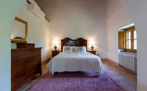 Villa Palazzolo 8: Mobilia, Interior Design, Pavimentazione, Camera Da Letto, Letto, Pavimento, Cassetto, Soffitto, Lenzuolo, Telaio Del Letto