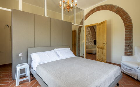 Casale le Lupe Apartments: Parete, Interior Design, Mobilia, Camera Da Letto, Pavimentazione, Pavimento, Soffitto, Letto, Camera, Illuminazione