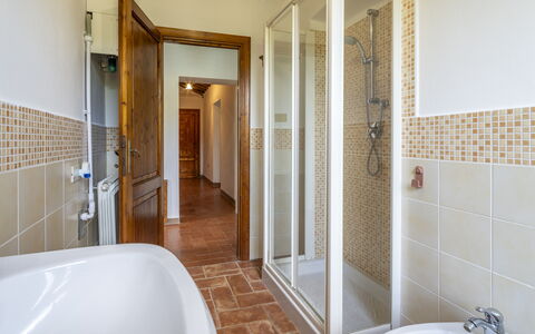 Casale le Lupe Apartments: Pavimentazione, Idraulico Fixture, Pavimento, Interior Design, Soffitto, Bagno, Idraulico, Rubinetto, Camera, Porta