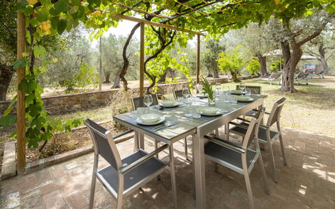 Casale le Lupe Apartments: Mobilia, Tavolo, Cucina & Sala Da Pranzo Tavolo, Mobili Da Esterno, Tavolo Esterno, Sedia, Ristorante, Shade, Terrazza, Giardino