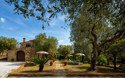 Casale le Lupe Apartments: Giardino, Estate, Hacienda, Landscaping, Agriturismo, Cortile, Villa, Shade, Backyard, Driveway