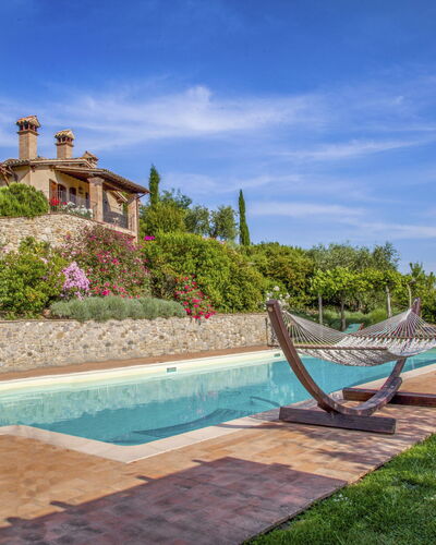 Orvieto 840: Water, Cloud, Sky, Plant, Property, Building, Azure, Tree, Swimming Pool, House