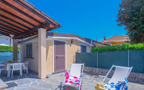 Francesca: Cielo, Mobilia, Pianta, Proprietà, Costruzione, Luce, Blu, Azzurro, Mobili Da Esterno, Finestra