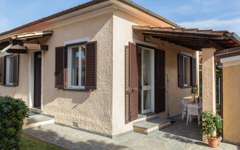 Francesca: Proprietà, Casa, Costruzione, Casa, Immobiliare, Facciata, Tetto, Zona Residenziale, Architettura, Portico