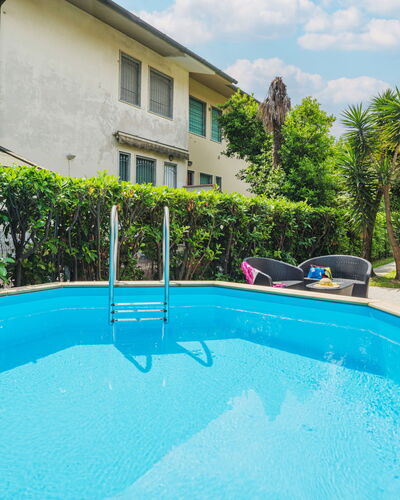 Antonia: Water, Plant, Building, Property, Daytime, Cloud, Window, Swimming Pool, Sky, Azure