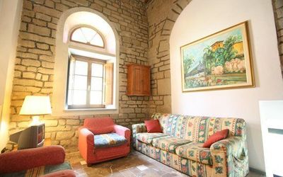 Cappella: Camera, Proprietà, Mobilia, Soggiorno, Interior Design, Costruzione, Divano, Casa, Immobiliare, Parete