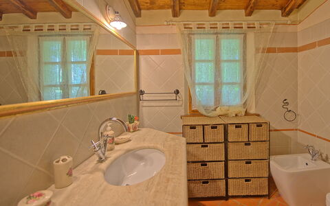 Villa Margherita: Bagno, Camera, Proprietà, Interior Design, Lavello, Costruzione, Casa, Idraulico Fixture, Soffitto, Piastrella
