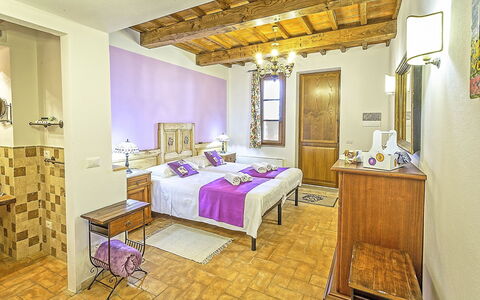 Villa Amadeo: Camera, Proprietà, Mobilia, Interior Design, Camera Da Letto, Costruzione, Suite, Viola, Letto, Giallo