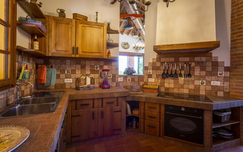 Villa Amadeo: Controsoffitto, Cabinetry, Camera, Mobilia, Proprietà, Cucina, Interior Design, Costruzione, Casa, Pavimento