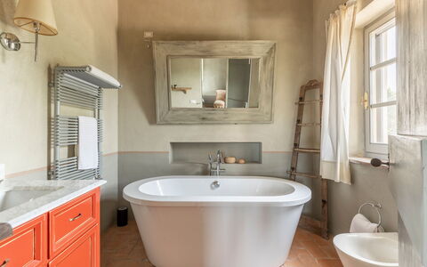 Villa Danilo: Specchio, Rubinetto, Idraulico Fixture, Proprietà, Mobiletto Del Bagno, Lavello, Vasca Da Bagno, Cabinetry, Lavandino Del Bagno, Bagno