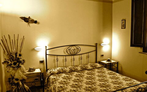 Sanguineto: Letto, Camera Da Letto, Camera, Mobilia, Telaio Del Letto, Lenzuolo, Proprietà, Bedding, Interior Design, Parete