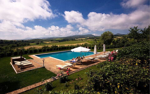 Sanguineto: Nube, Acqua, Cielo, Pianta, Ombrello, Piscina, Paesaggio Naturale, Mobili Da Esterno, Albero, Shade