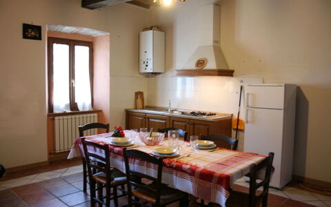 Fattoria le Chianacce: Camera, Proprietà, Mobilia, Costruzione, Sala Da Pranzo, Interior Design, Tavolo, Soffitto, Pavimento, Casa