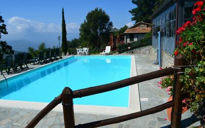 Agriturismo Flora: Acqua, Pianta, Costruzione, Proprietà, Piscina, Cielo, Fiore, Azzurro, Albero, Nube
