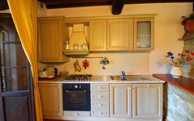 Lo Scrittoio: Cabinetry, Controsoffitto, Proprietà, Lavello, Lavandino Della Cucina, Legna, Cucina, Cucina Stufa, Interior Design, Cassetto