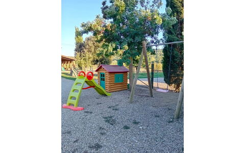 Villa Alabastro: Attrezzatura Giochi All'Aperto, Campo Da Giuoco, Spazio Pubblico, Terreno Di Gioco, Scivolo, Giardino, Backyard, Shade, Tempo Libero, Prato