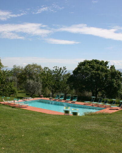 Agriturismo Bevignano: Cloud, Sky, Plant, Swimming Pool, Natural Landscape, Water, Tree, Land Lot, Body Of Water, Shade