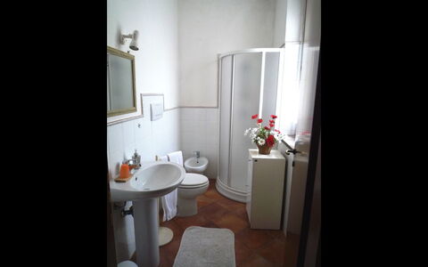 Nonno Tobia: Camera, Bianca, Proprietà, Bagno, Interior Design, Casa, Mobilia, Costruzione, Pavimento, Lavello