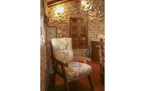 Country House Il Galleto: Mobilia, Pavimentazione, Interior Design, Legna, Sedia, Pavimento, Marrone, Tavolo, Camera, Soggiorno