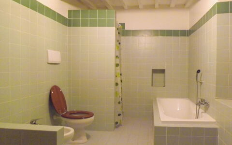 Casa Rossa: Bagno, Idraulico Fixture, Pavimentazione, Parete, Pavimento, Interior Design, Lavandino Del Bagno, Gabinetto, Rubinetto, Piastrella