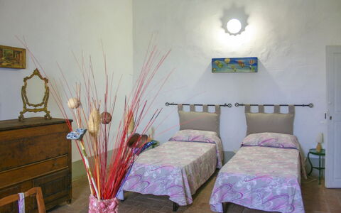 Casa Rossa: Letto, Camera Da Letto, Mobilia, Bedding, Lenzuolo, Interior Design, Biancheria, Tessile, Pavimento, Pavimentazione