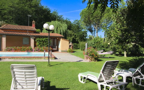 Pagliazzone: Piscina, Mobili Da Esterno, Ricorrere, Backyard, Prato, Giardino, Cortile, Shade, Estate, Eco Hotel