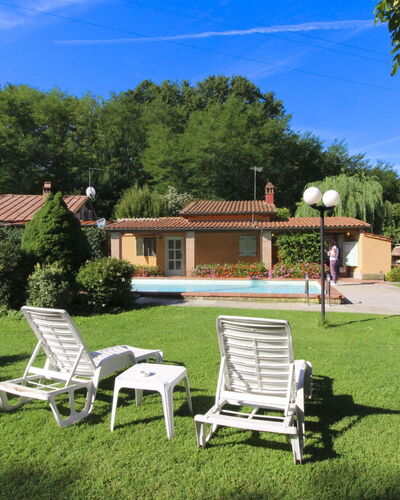Pagliazzone: Swimming Pool, Shrub, Resort, Garden, Estate, Shade, Outdoor Furniture, Backyard, Cottage