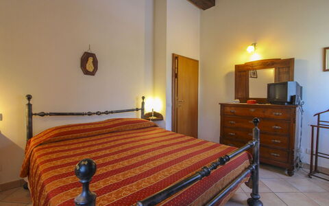 Il Viaggiolo: Mobilia, Legna, Pavimentazione, Interior Design, Pavimento, Soffitto, Camera, Camera Da Letto, Letto, Lenzuolo