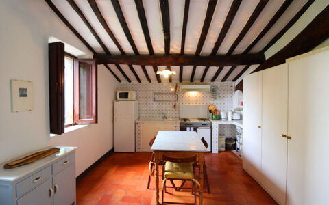 Olivo: Proprietà, Mobilia, Cabinetry, Tavolo, Finestra, Legna, Sedia, Cucina, Interior Design, Cassetto