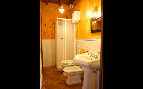Torre di Vignale: Bagno, Camera, Proprietà, Illuminazione, Interior Design, Costruzione, Casa, Idraulico Fixture, Mobiletto Del Bagno, Immobiliare