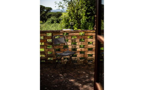 Villa degli Olivi: Pianta, Mobilia, Sedia, Rettangolo, Legna, Paesaggio Naturale, Albero, Erba, Tronco, Font