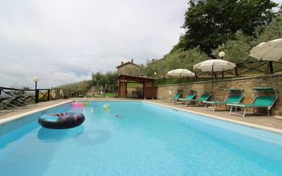 Agriturismo Ca di Vestro: Water, Building, Sky, Plant, Swimming Pool, Seaside Resort, Cloud, House, Tree, Chair