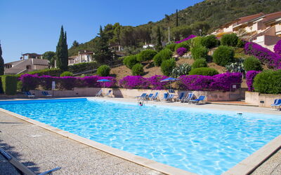 Nisporto 870: Water, Sky, Plant, Blue, Swimming Pool, Building, Azure, Tree, Rectangle, Leisure