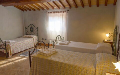 Casa la Primula: Mobilia, Pavimentazione, Camera Da Letto, Pavimento, Letto, Telaio Del Letto, Bedding, Biancheria, Lenzuolo, Hotel